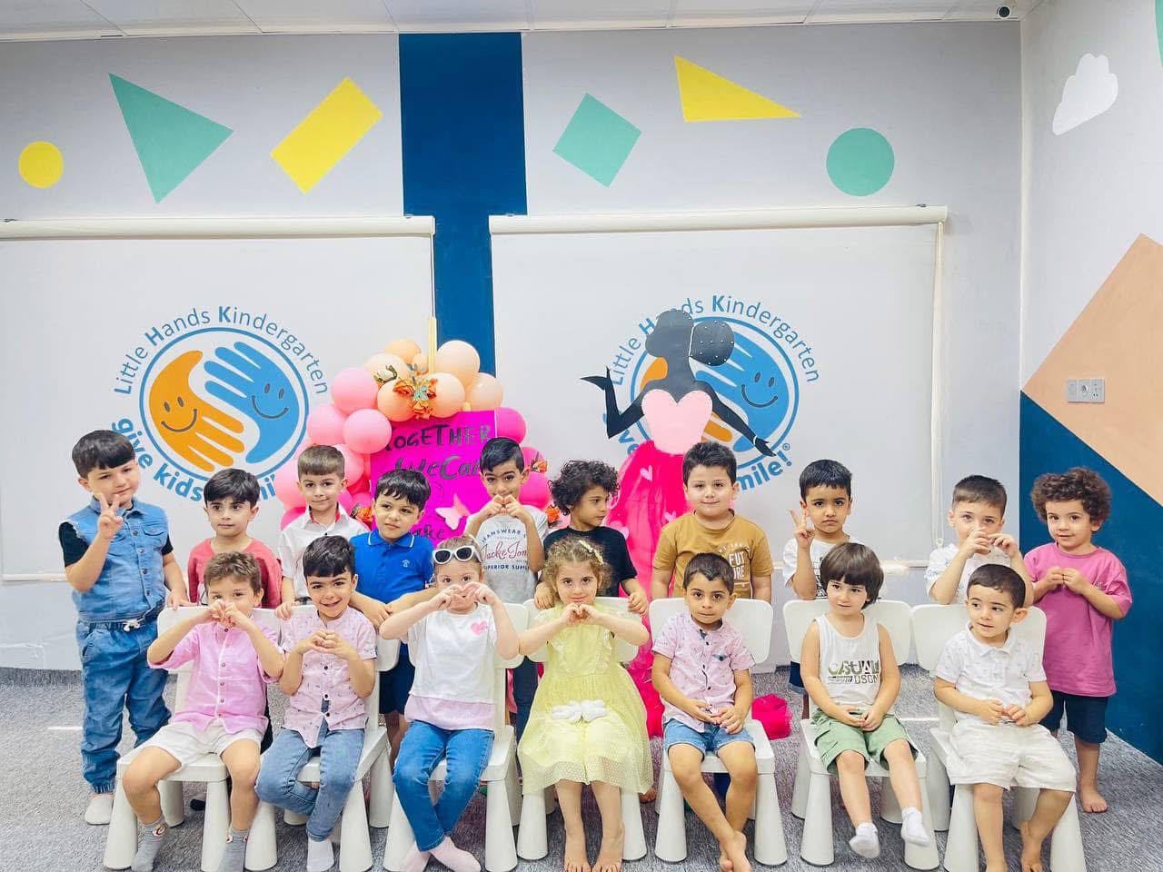 طلاب ليتل هاندز يشاركون في أنشطة التعلم التفاعلي